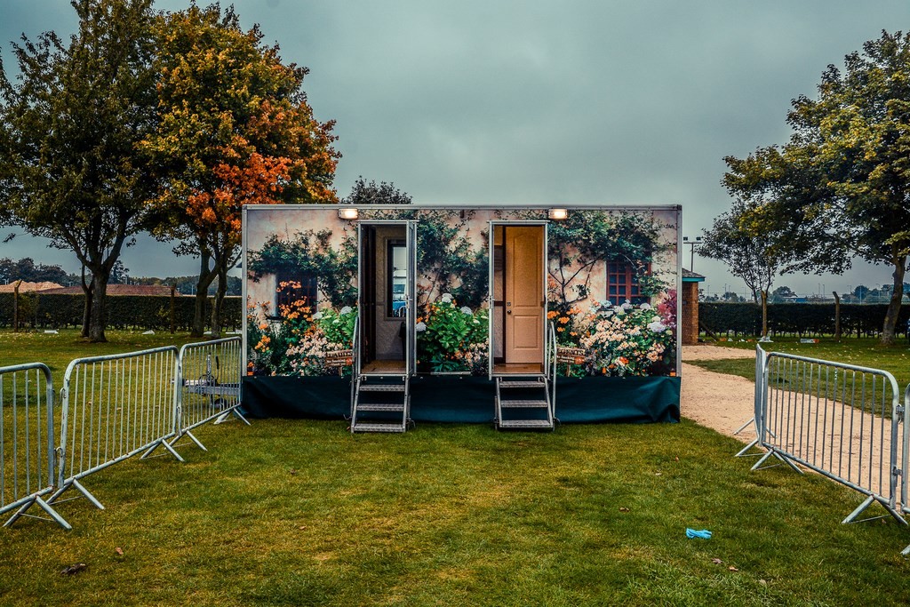 Brocante, toilettes anglaise - Photographe: Olivier Gherrak