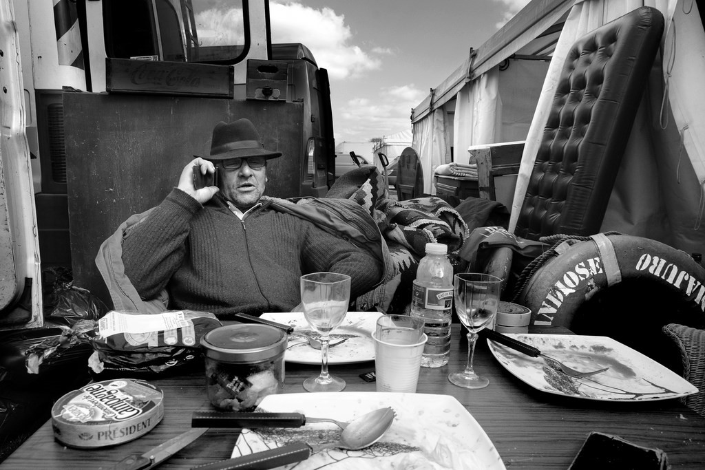 Brocanteur en plein travail - Olivier Gherrak